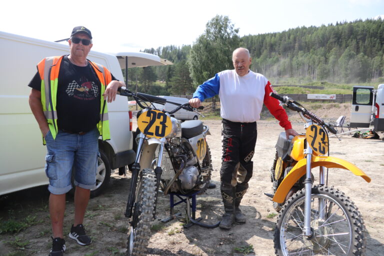 Ivar Gusterudmoen (t.v.) og Håvard Svarttjern med sistnevntes to veteransykler. Begge syklene fikk kjørt seg på Korperud lørdag.