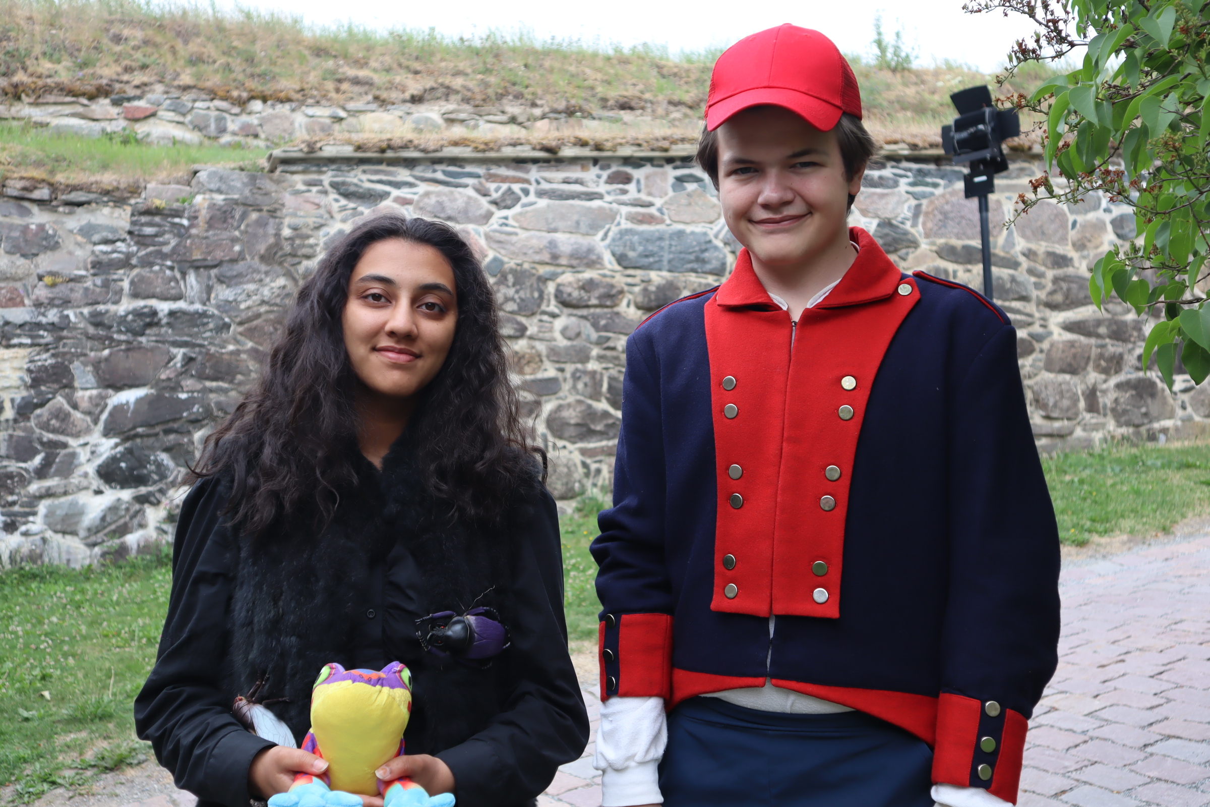 Komila Riya Budania (festningsheksa) og Ludvig Olsen Brøntveit (løytnant Lars) trives i sine sommerjobber.