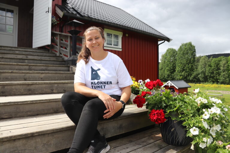 Guro Stensbøl har en hånd på rattet hos Klokkertunet. Neste år har hun begge.