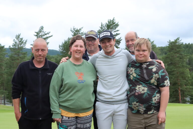 Bjørn Andreas Brenna (t.v.), Stine Bergeli, Odd Inge Westby, Morten Thorvaldsen og Magnus Haugeland tok godt imot Viktor Hovland etter 18 hull på Liermoen.
