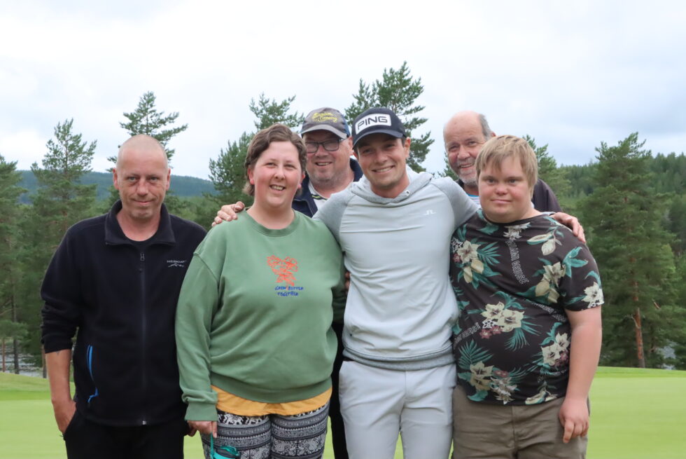 Bjørn Andreas Brenna (t.v.), Stine Bergeli, Odd Inge Westby, Morten Thorvaldsen og Magnus Haugeland tok godt imot Viktor Hovland etter 18 hull på Liermoen.