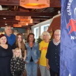 Austeja Sukyte (f.v.) og Anna Moa Igelstrøm fra ungdomsrådet, Aud Ingrid Olstad i Frivilligsentralen, Anne H. Widt fra Livsglede for eldre og Irene Svendsrud fra Rådet for mennesker med funksjonsnedsettelse. Bakerst står Lennart Høgberg fra eldrerådet. Foran er Lova Sofie Igelstrøm som også deltok på dagens møte i arbeidsgruppa.