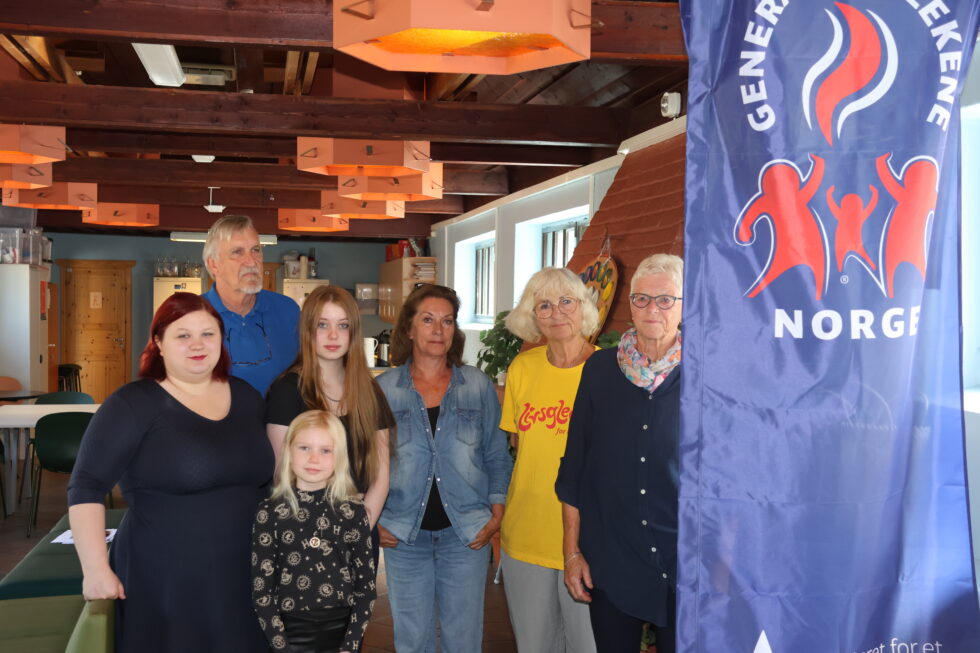 Austeja Sukyte (f.v.) og Anna Moa Igelstrøm fra ungdomsrådet, Aud Ingrid Olstad i Frivilligsentralen, Anne H. Widt fra Livsglede for eldre og Irene Svendsrud fra Rådet for mennesker med funksjonsnedsettelse. Bakerst står Lennart Høgberg fra eldrerådet. Foran er Lova Sofie Igelstrøm som også deltok på dagens møte i arbeidsgruppa.