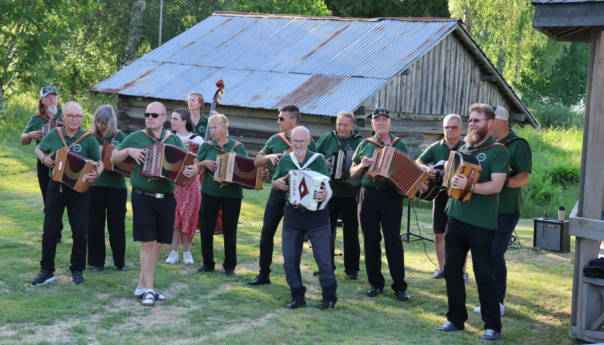 Deler av musikerne i Søndre Finnskogen Spellemannslag skal underholde på Orala.
