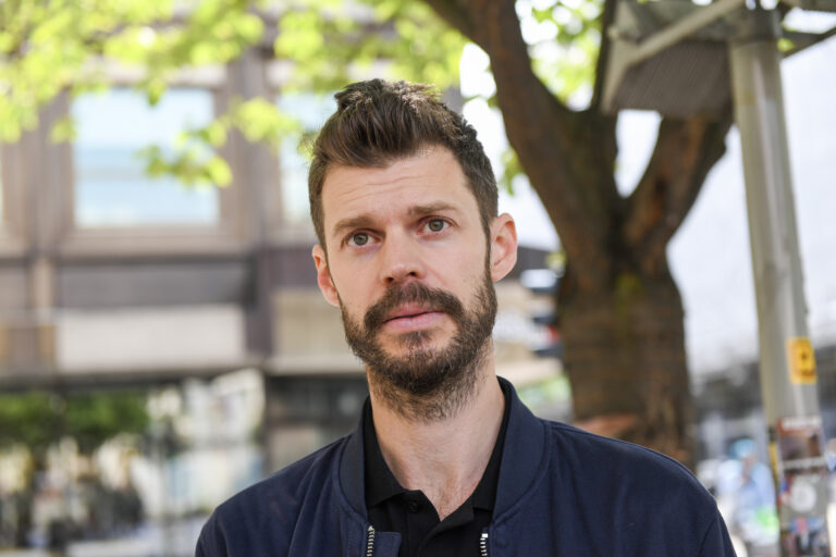 Rødt-leder Bjørnar Moxnes kommenterer tyveriet av solbriller på Gardermoen i et møte med pressen utenfor Sentrum Scene i Oslo lørdag forrige uke.