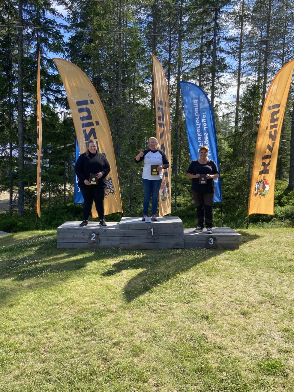 Det ble både sølv og bronse i dameklassen til Skogen JSK under Norgesmesterskapet i leirduestil. Ina Marie Alterhaug Tverrå (t.v.) tok sølv og Iselin Aafloen tok bronse. Gullet gikk til Åshild Nordli fra Løiten JFF.