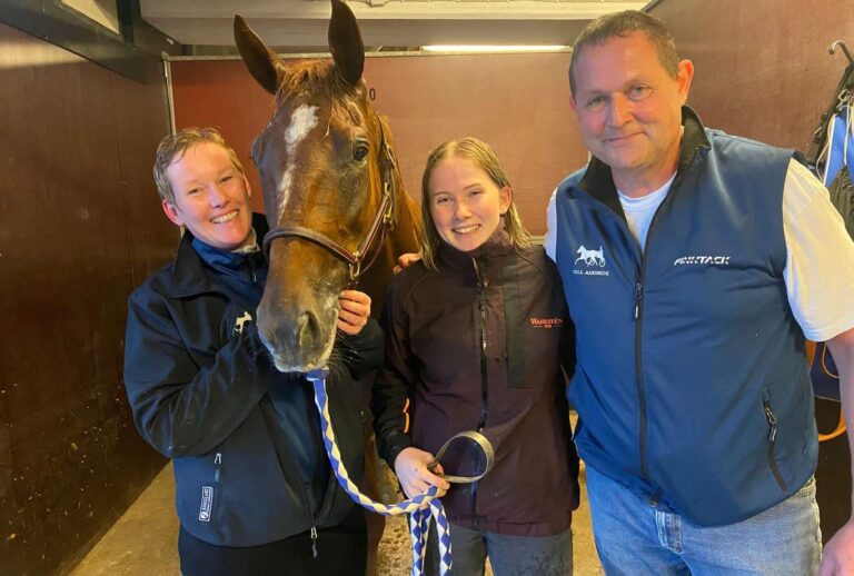 Linda Aarskog (f.v.) Karoline Aarskog og Severin Aarskog hadde en god dag på Bjerke da hesten Cabron vant sitt løp under tirsdagens V75 -løp