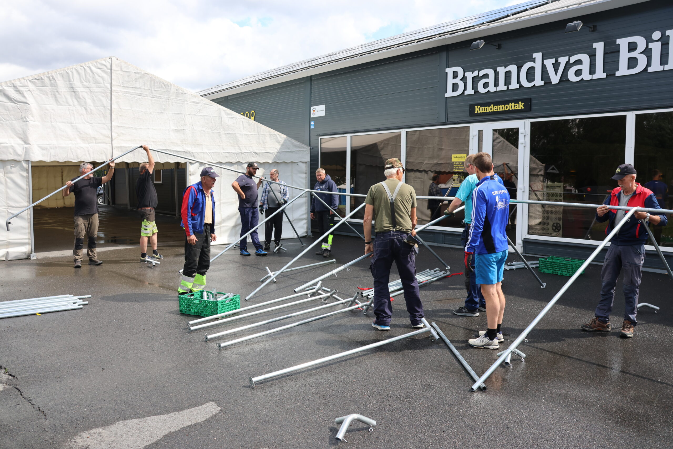 Dugnadsgjengen rigger opp festivaltelt til Brandval festivalen.