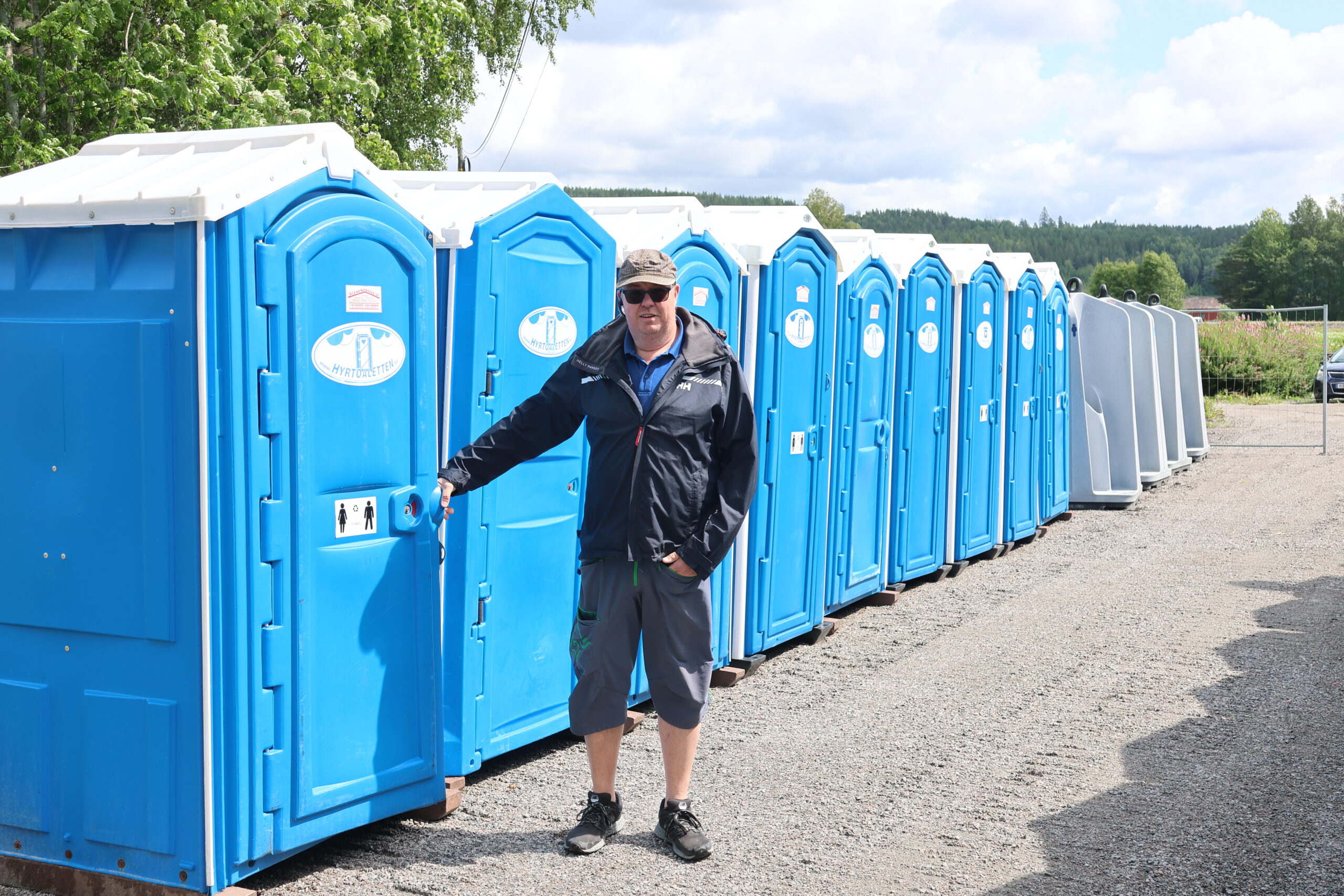 Her blir "Bajamaja" gatan, forteller Joker-Lars og viser til alle festivaltoalettene som settes opp på festivalområdet.
