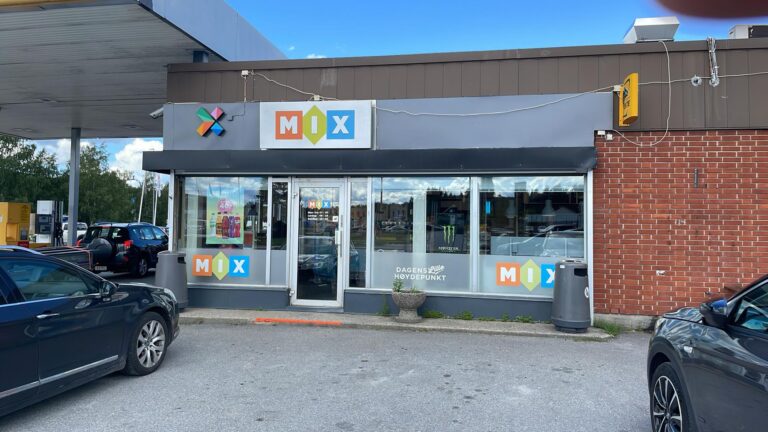 Tingretten er enig med påtalemyndigheten i at mannen som kjørte inn i veggen på Mix-kiosken på Rasta ikke bør få lov til å kjøre bil på en stund. Bilene på bildet har ikke noe med hendelsen å gjøre.