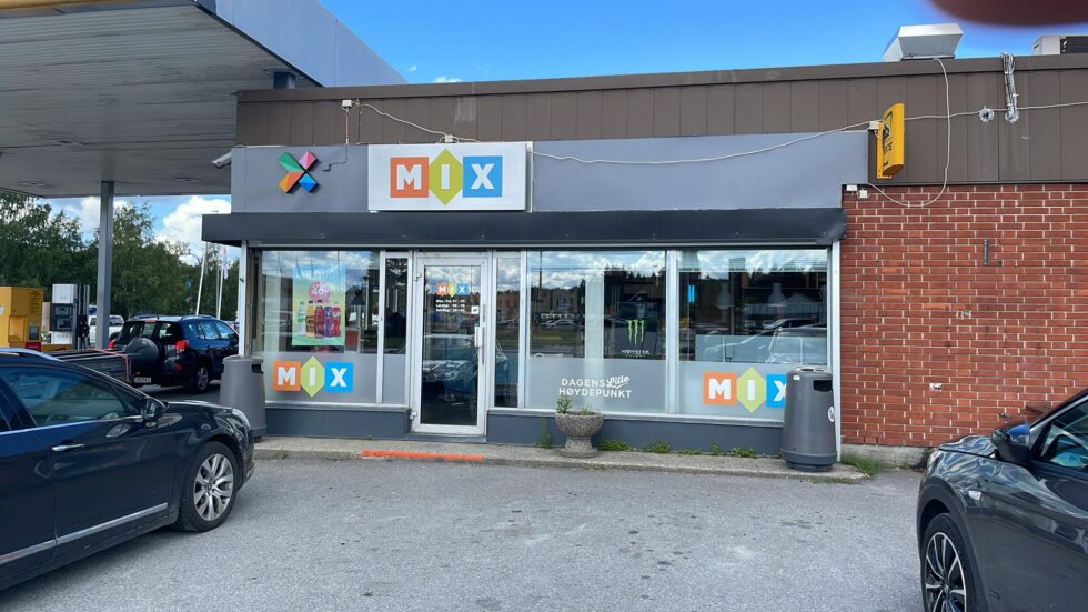Tingretten er enig med påtalemyndigheten i at mannen som kjørte inn i veggen på Mix-kiosken på Rasta ikke bør få lov til å kjøre bil på en stund. Bilene på bildet har ikke noe med hendelsen å gjøre.