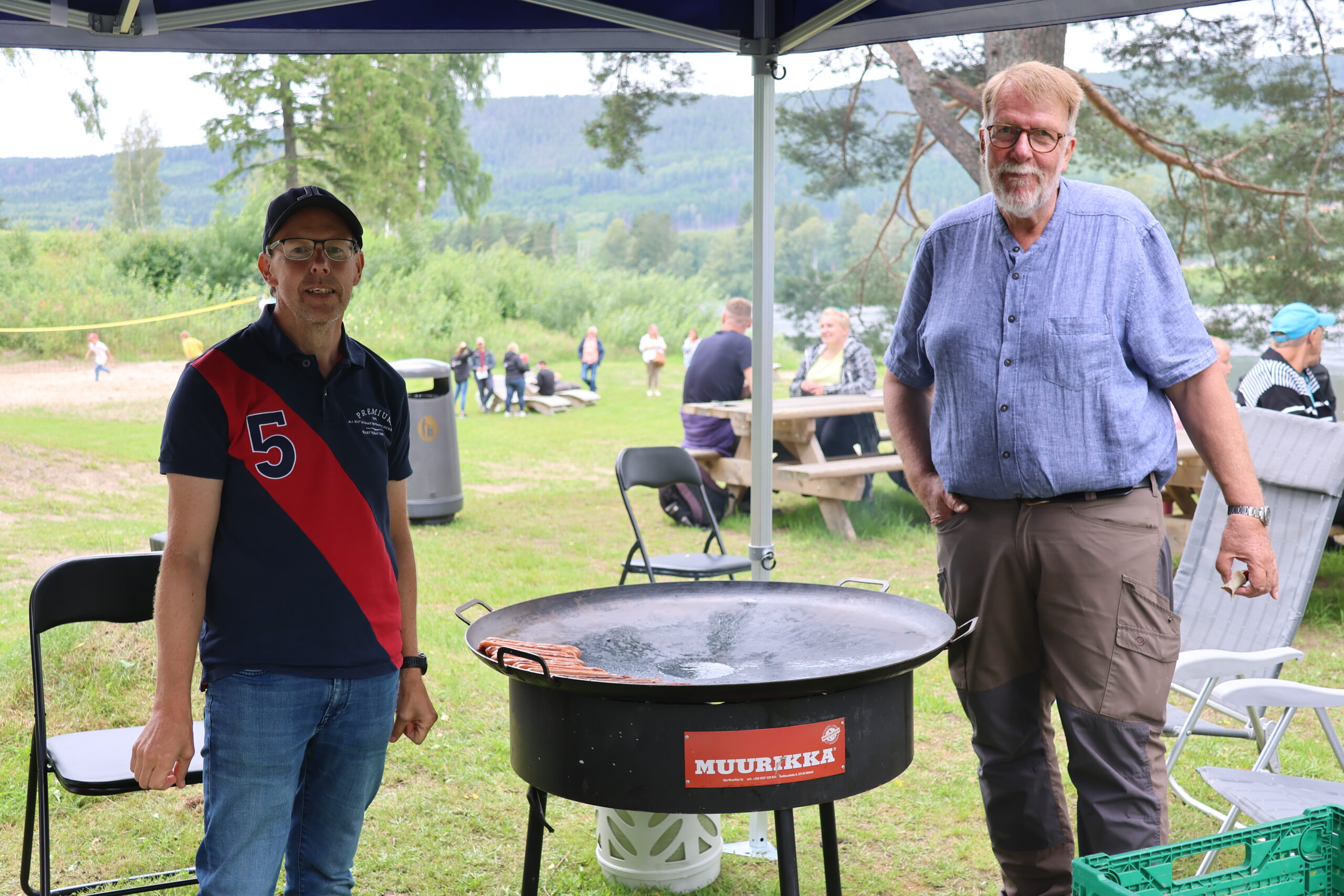 Tom Solås (t.v.) og Paul Inge Tønseth var grilllansvarlige på badeplassen.