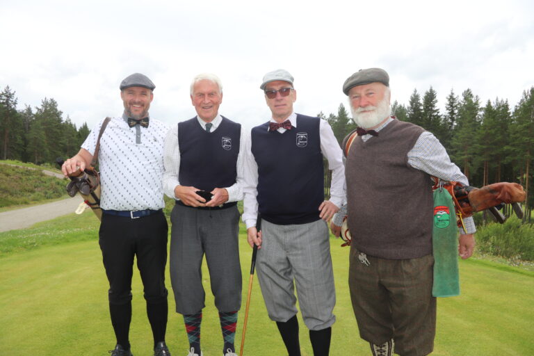 Daniel Larsson (f.v.), Peter Nordwall, Hans Kjensjord, og Claus Mæland fant alle frem finstasen for hickory golf.