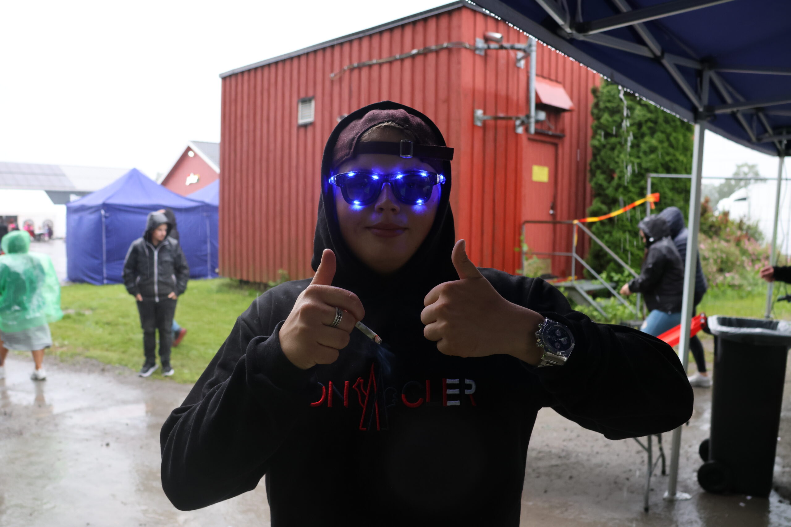 Sindre Nytrøen fra Lundersæter hadde kjøpt seg nye blinkende solbriller på vei inn på festivalområdet.
