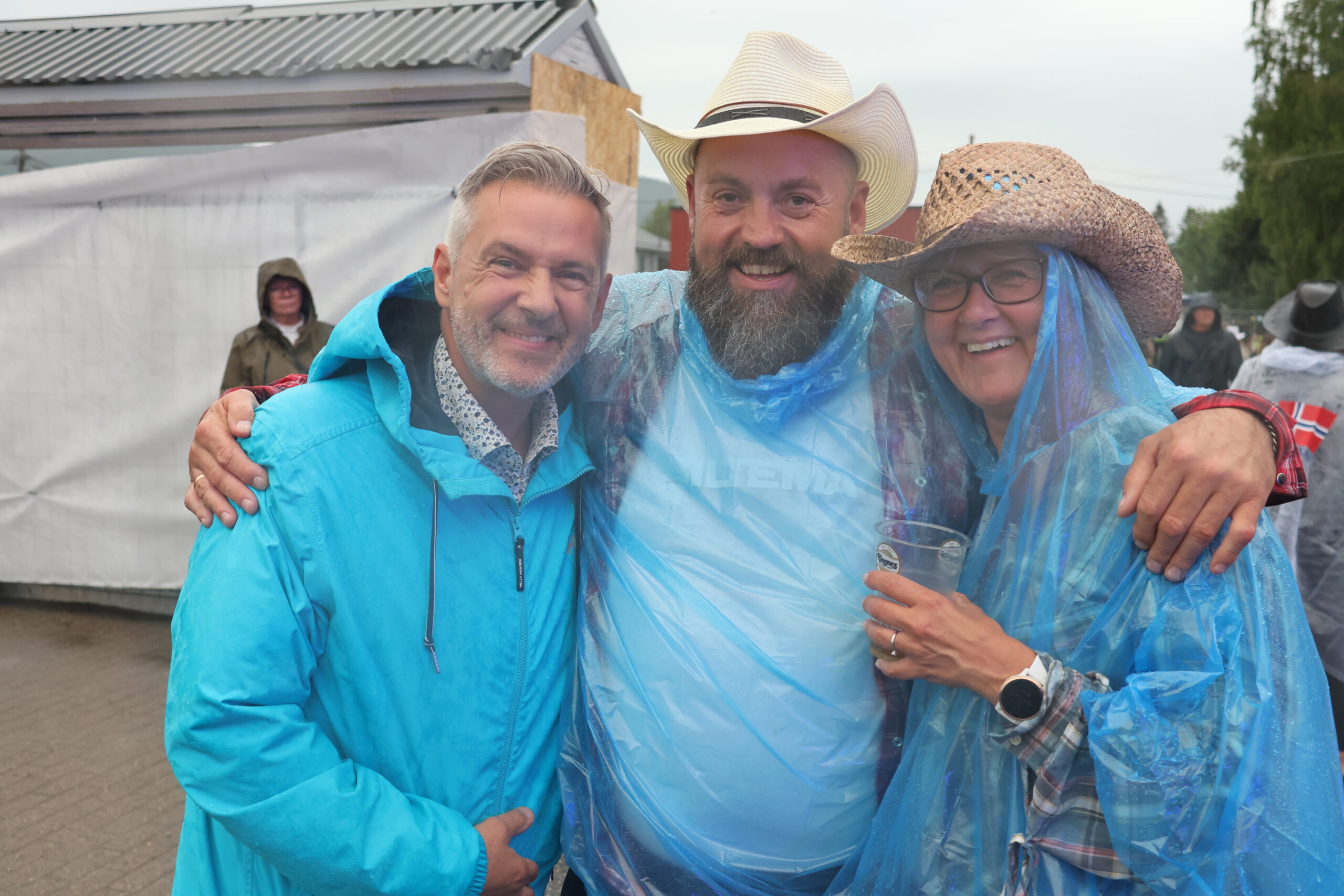 Remi og June Dalsjø fra Hokåsen møtte på sanger Tommy Michaelsen (t.v.) på festival.