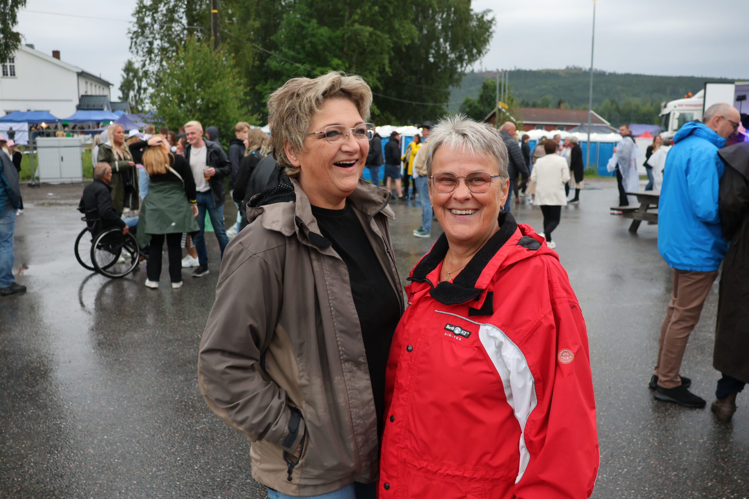 Monja Stenseth ( t. v) og May Bråten Lie fra Brandval ville få med seg festivalen på hjemmebane.