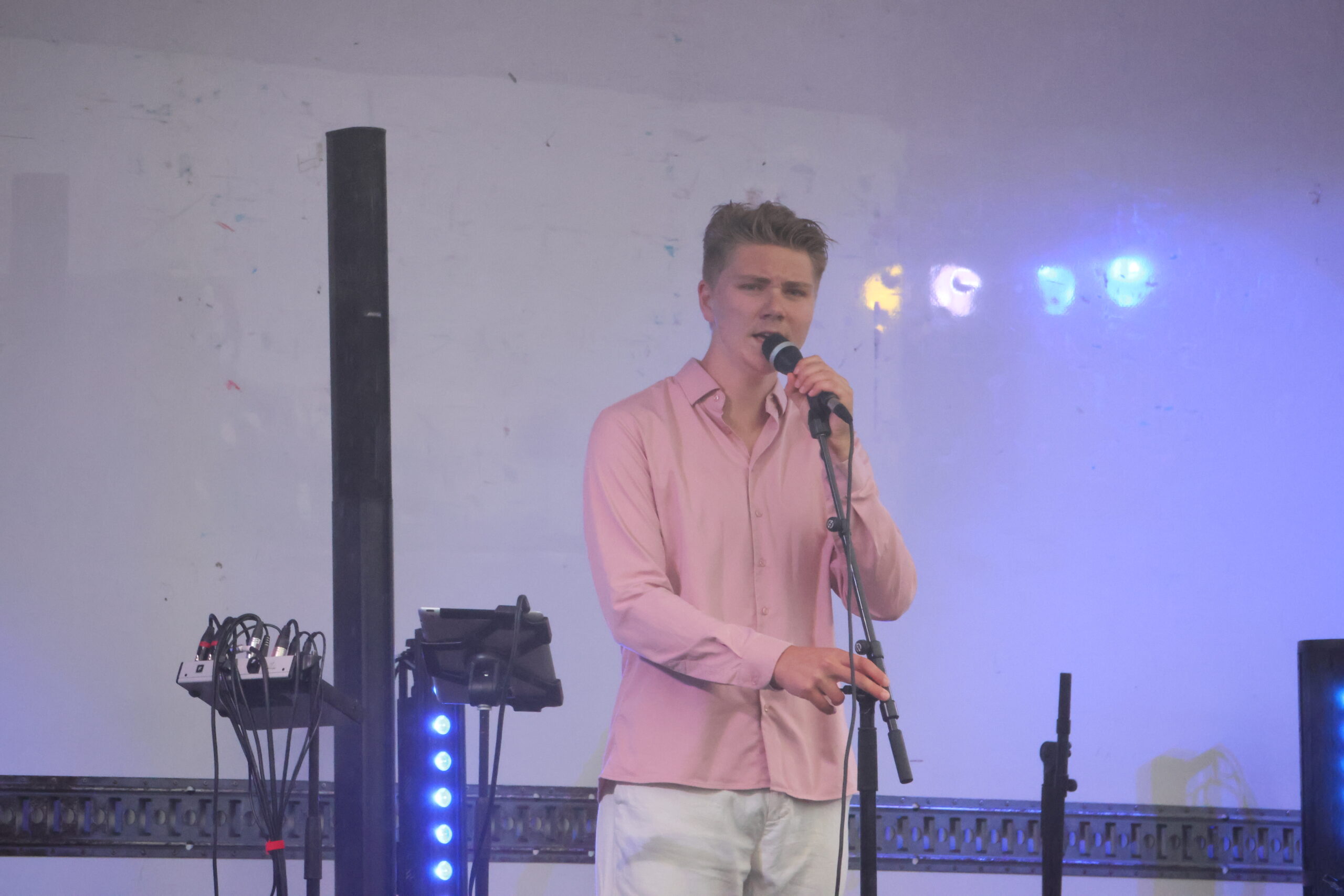 Fredrik Amadeus fra The Voice opptrådte også på Brandvalfestivalen.