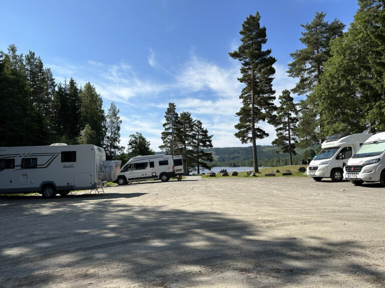 Kongsvinger kommune ønsker å få regulert parkeringsmulighetene på Bæreia, slik at badegjester ikke skal oppleve at bobilturister okkuperer parkeringsplassene.