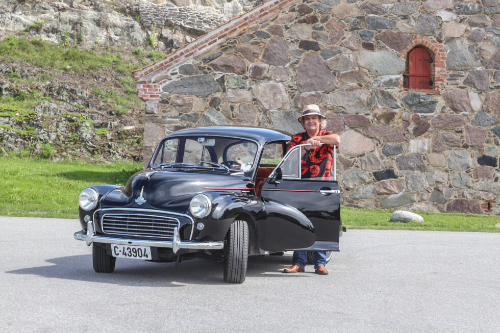 Per Ola Flikka koser seg når det er sommer og han kan cruise rundt i sin Morris Minor.