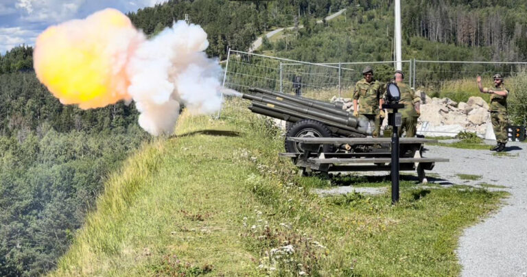 Det ble avfyrt salutter på festningen i dag.