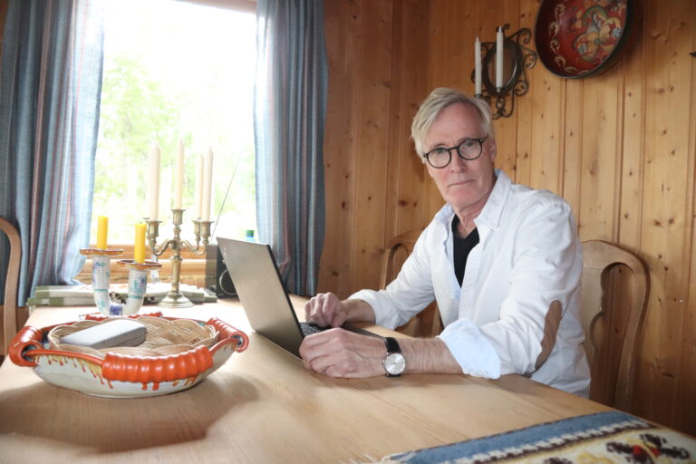 På denne plassen på hytta har Bjørn Markussen latt skogens stillhet omfavne han under sitt arbeid. Historien han tar for seg har engasjert stort, og boka er nå en av de mest solgte sakprosabøkene i Norge.