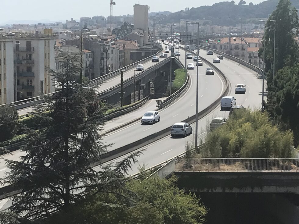 Motorvei på høye betongpilarer rett ved boliger i millionbyen Nice, Frankrike. Avisa Glåmdalen drømmer om 8 motorveifiler fra Sør-Odal til Kongsvinger. Som om Kongsvinger var en millionby, skriver Kim Aastangen i sitt debattinnlegg.