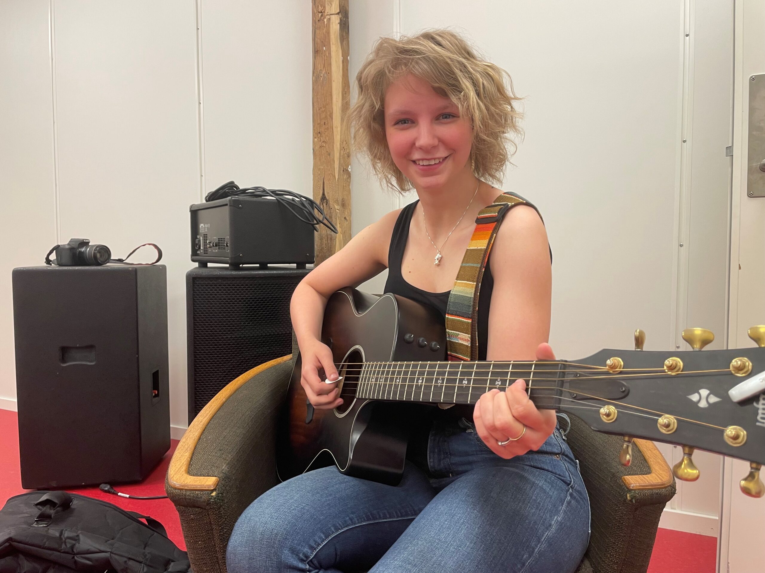 Med gitaren i hendene føler Emma seg trygg, og den tar hun med seg til Seljord.