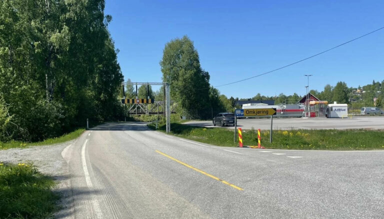 Nå er E16 ved jernbaneundergangen ved Norhov åpnet for trafikk igjen.