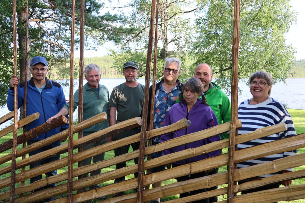 Paal Øieren, John Larsen, Per Arne Eriksson, Jan Bjerkeli, Lars Røttum, Hilde Røttum og Eli Smedtorp er noen av de som har stilt opp på dugnad på Langnabben på Øyermoen. Onsdag kveld dugnadsfolket gjort stas på av Øieren grendeforening.