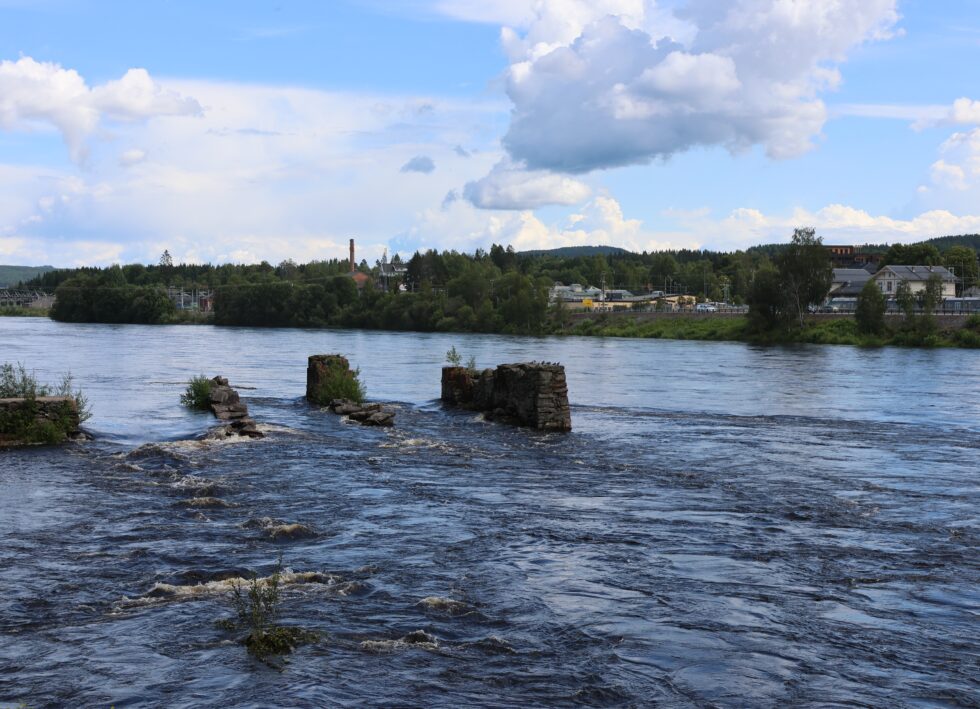 NVE anslår at det passerer cirka 650 kubikkmeter vann i sekundet i Glomma forbi Kongsvinger nå om dagen.