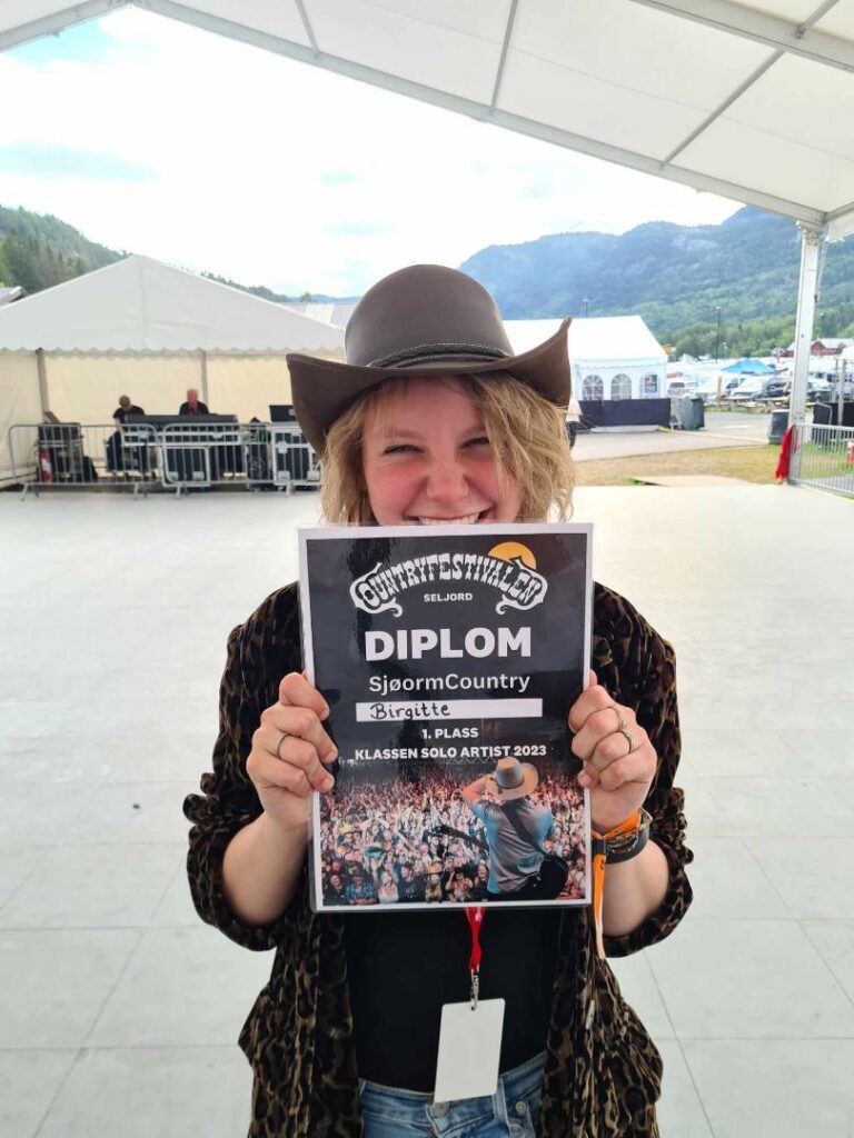 Emma Ovlien med artistnavnet Birgitte, vant talentkonkurransen Sjøorm Country i Seljord fredag.