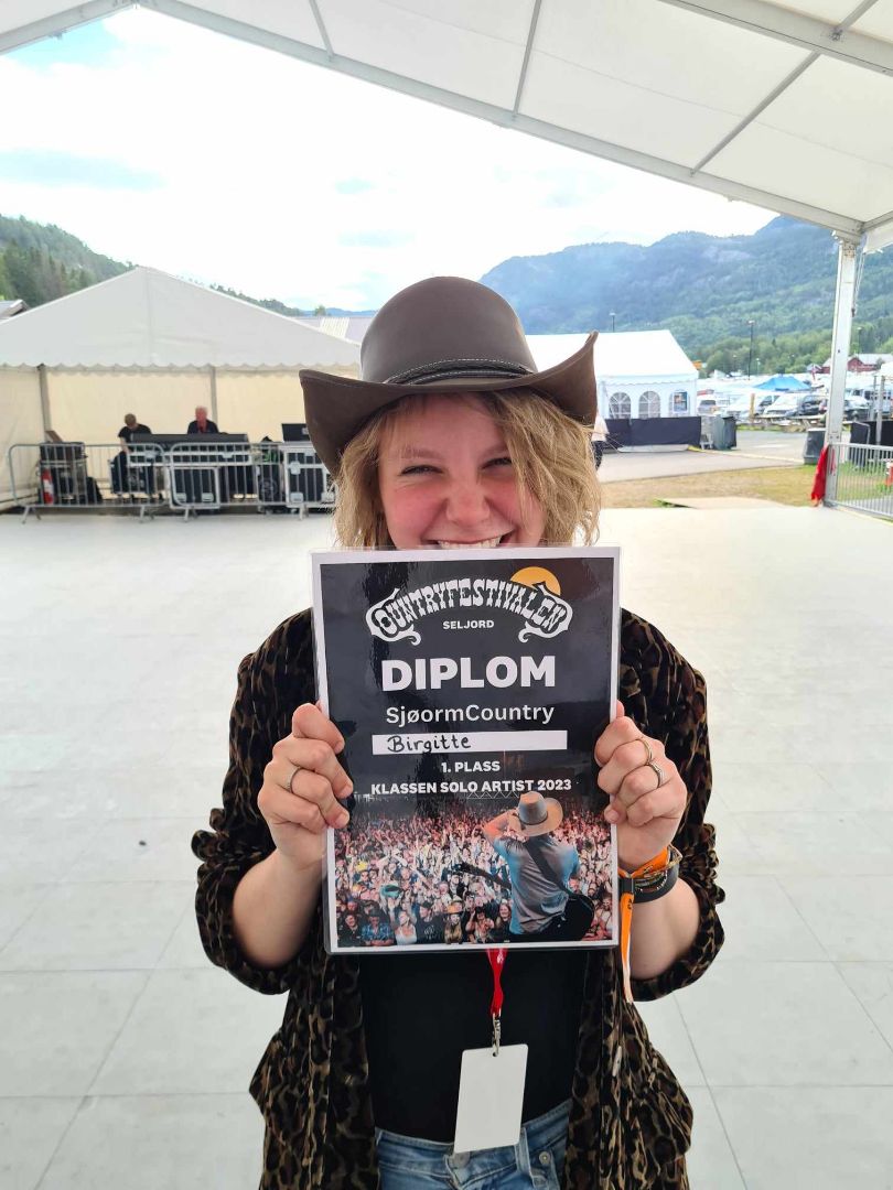 Emma Ovlien med artistnavnet Birgitte, vant talentkonkurransen Sjøorm Country i Seljord fredag.