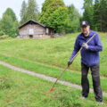 Rolf Amundsen svingte riva på dugnaden på Orala. — Foto: Kai Roger Lindberget
