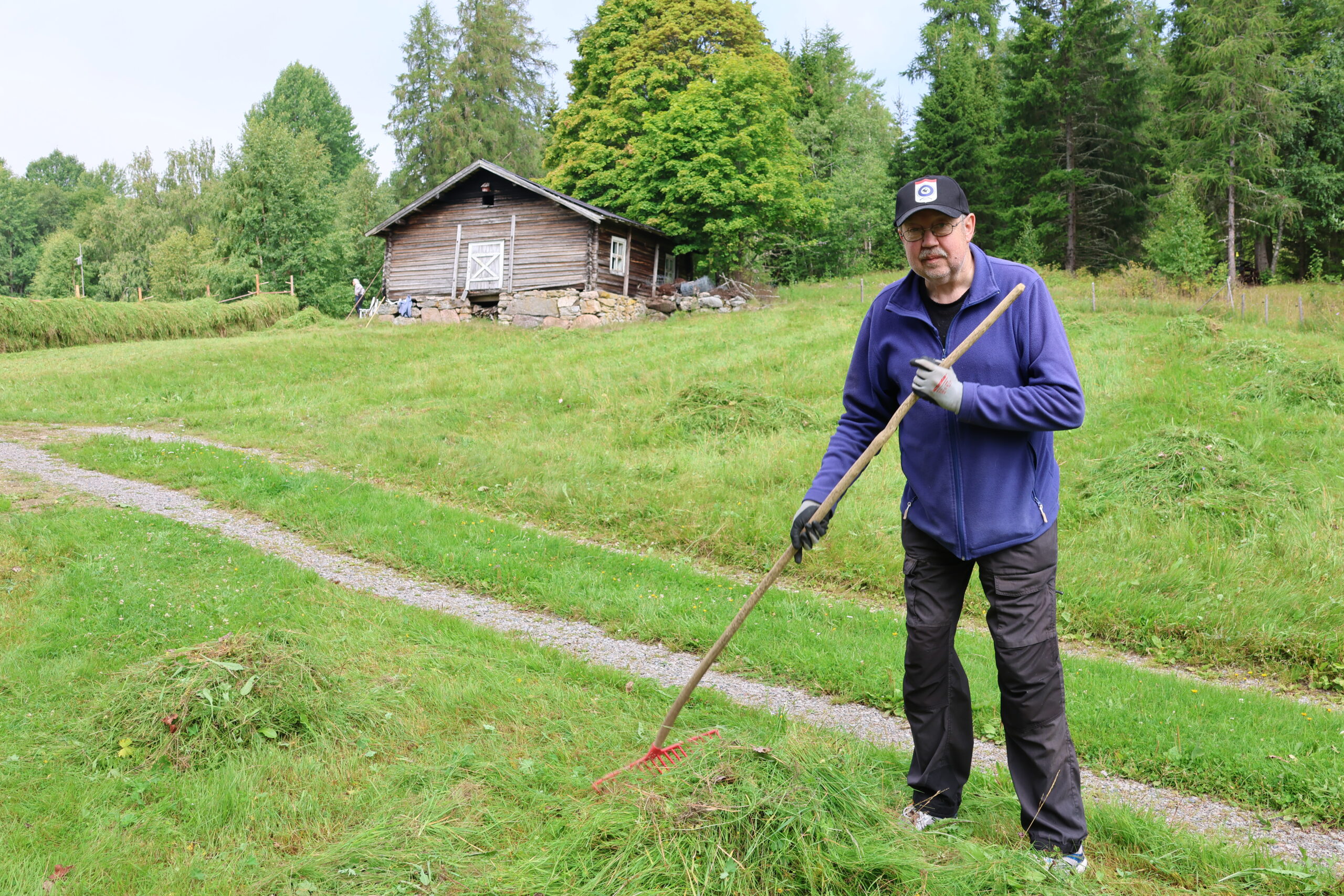Rolf Amundsen svingte riva på dugnaden på Orala.