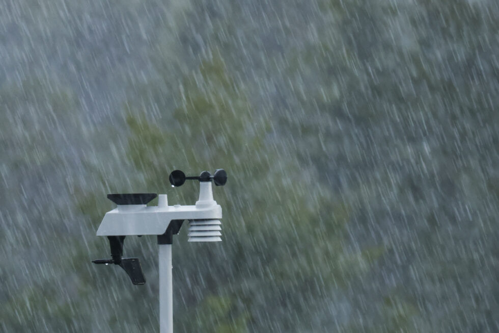Meteorologene registrerer stadig mer intenst og plutselig regn i Norge. Her er en vind- og nedbørsmåler i styrtregn.
