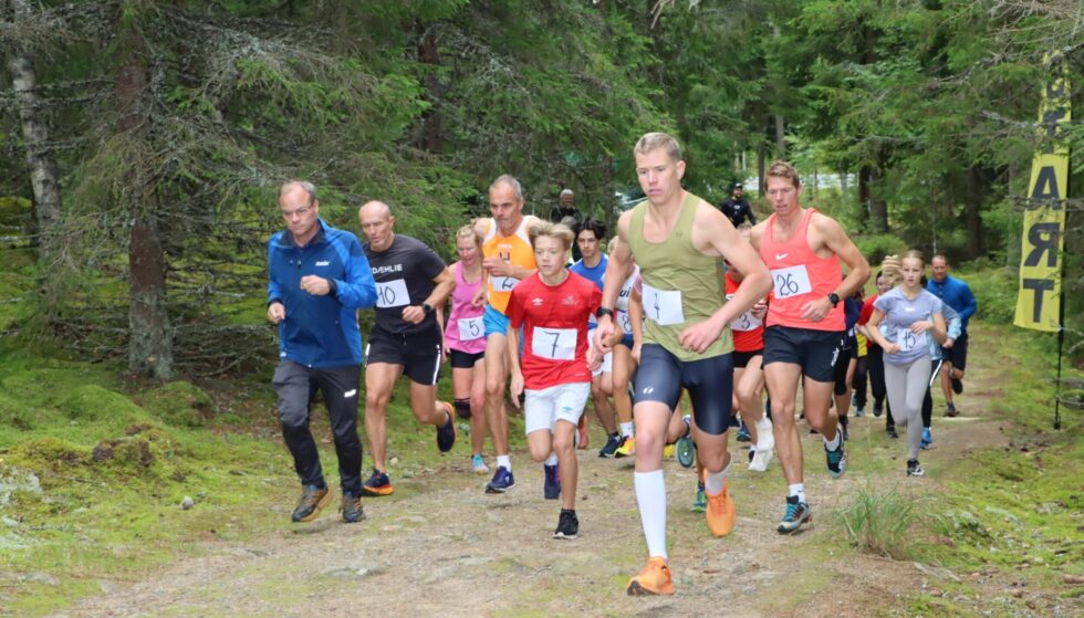 Det blir motbakkeløp til Dronningens utsikt i høst også. Den 3. september går startskuddet for det 1800 meter lange løpet opp til toppen av Seterberget. Her fra startfeltet i 2022.