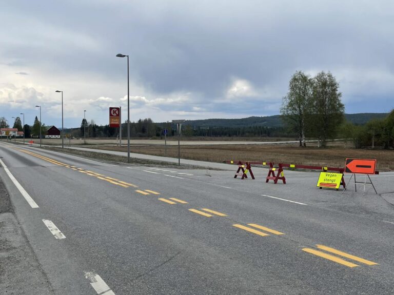 Nå er veien inn på E16 stengt grunnet høy vannstand som en følge av ekstremværet Hans. Bildet er tatt under flommen i mai, da tilsvarende skjedde.