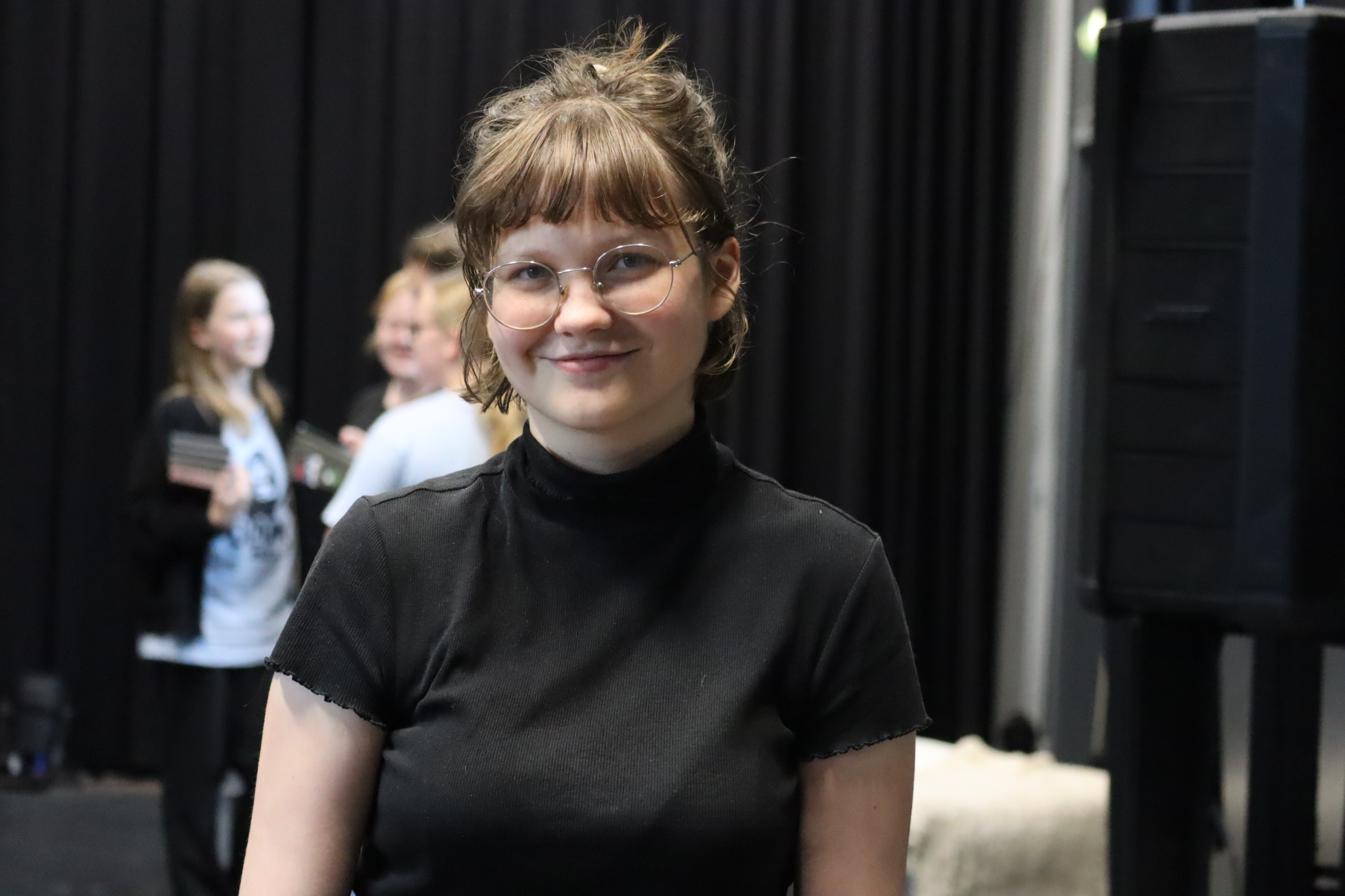 Ingjerd Engh har vært med i flere år på å arrangere u-larm, og koser seg i rollen som veileder til stjernene på scenen.