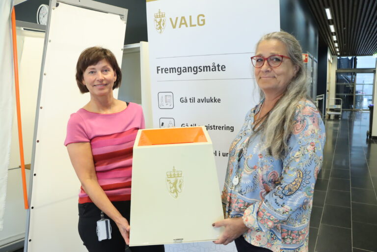 Karin Teigum (t.v.) og Hilde Tidemann Sundbye ønsker alle velkommen til Kongsvinger bibliotek for forhåndsstemming.