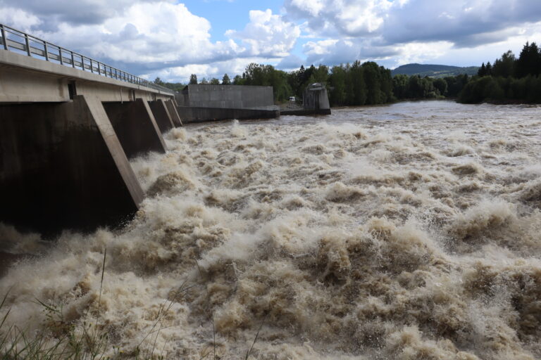Store nedbørsmengder kan gi rask og stor vannføring i vassdragene på Østlandet de neste dagene. Nå oppfordrer Hafslund Eco til varsomhet ved ferdsel langs vassdragene. Her fra Svartfossen under ekstremværet Hans..