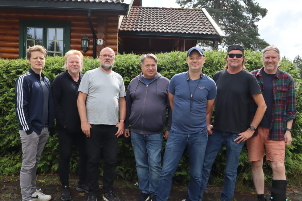 Nesten alle musikerne som skal på scenen. Vokalistene var ikke til stede på øving da Mitt Kongsvinger tok turen innom. F.v. Rolf Øyvind Hag, Tom Erik Antonsen, Helge Sunde, Rune Haglund, Ola Welo, Mats Johansson og Bjørge Verbaan.