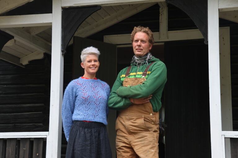 Den gamle kirkestua på Lundersæter har fått en etterlengtet oppussing. Nå håper velforeningen at bygget skal brukes mer. Leder Jeanette håven og nestleder Jan Gunnar Lysen i Lundersæter vel er noen av de som har lagt ned mange timer på arbeidet.