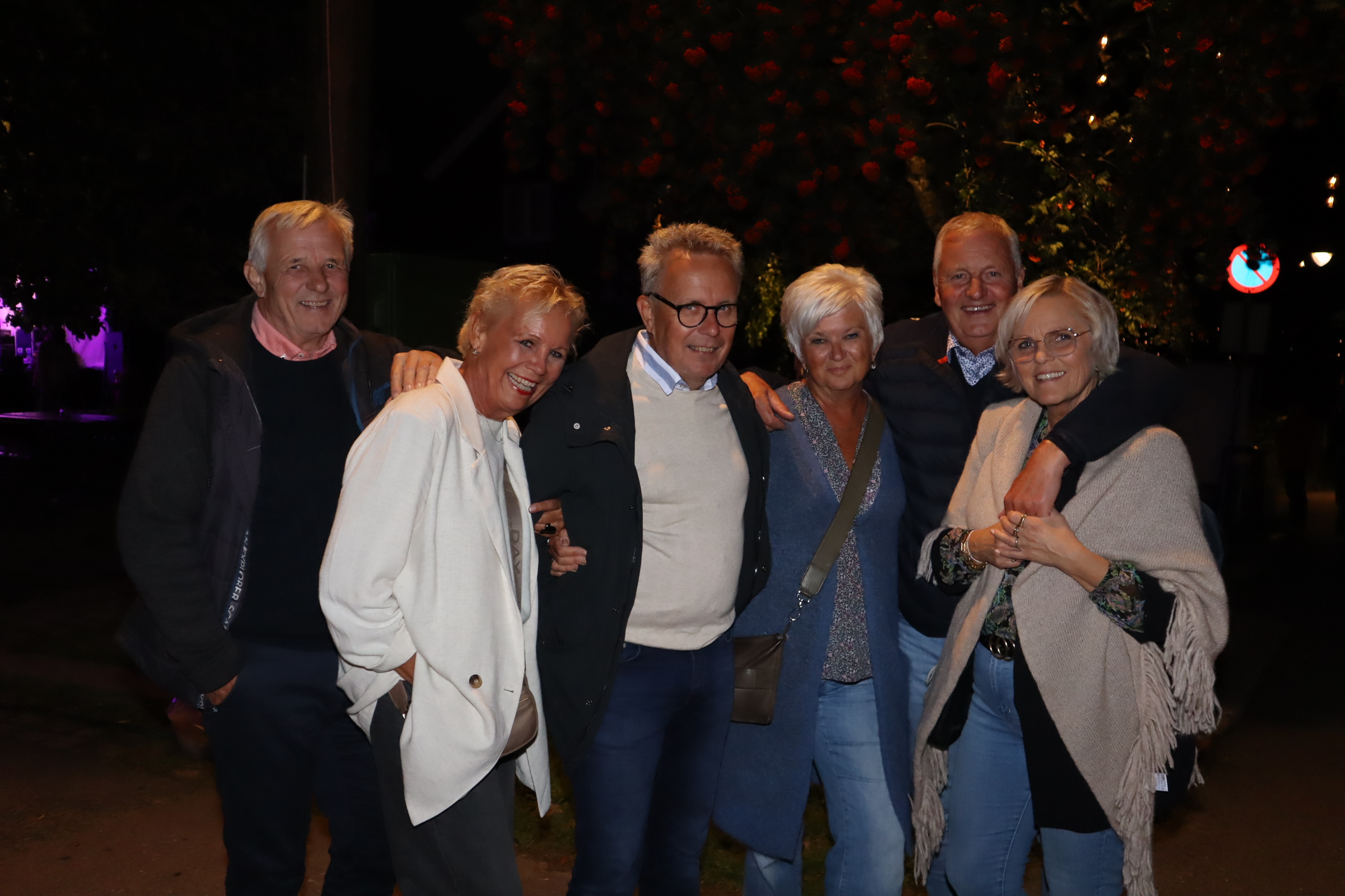 Denne gjengen var fornøyd med årets Hitparade. F.v. Petter Brenna, Torunn Smedtorp, Erik Møller, Bente Møller, Tom Eidlaug og Mette Eidlaug.