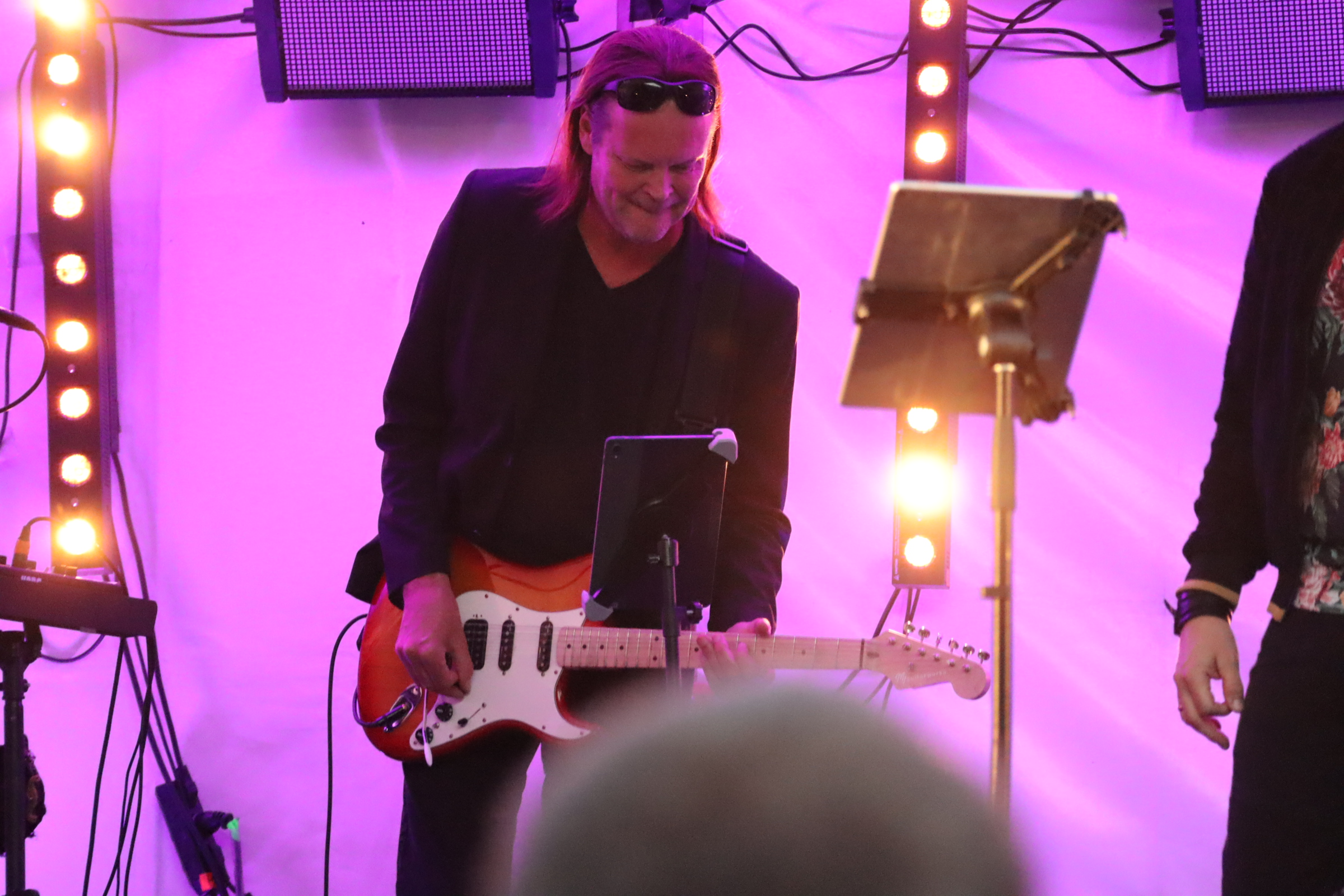 Mats Johansson kan det å spille gitar.