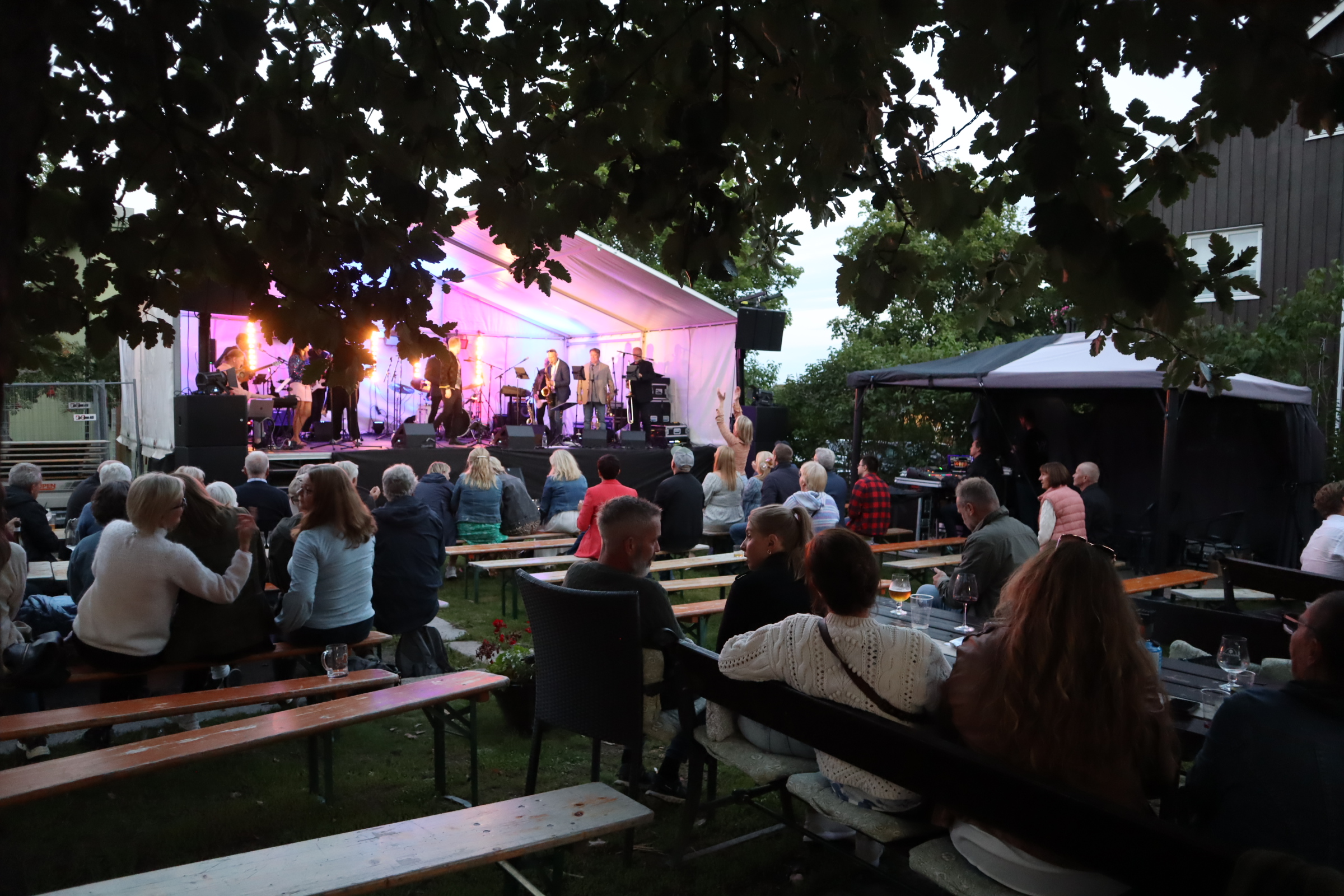 Det var ikke fullsatt i Herdahlsparken, men de som møtte opp var meget fornøyd med showet. Arrangørene forteller også at det er solgt flere billetter til lørdagens show.