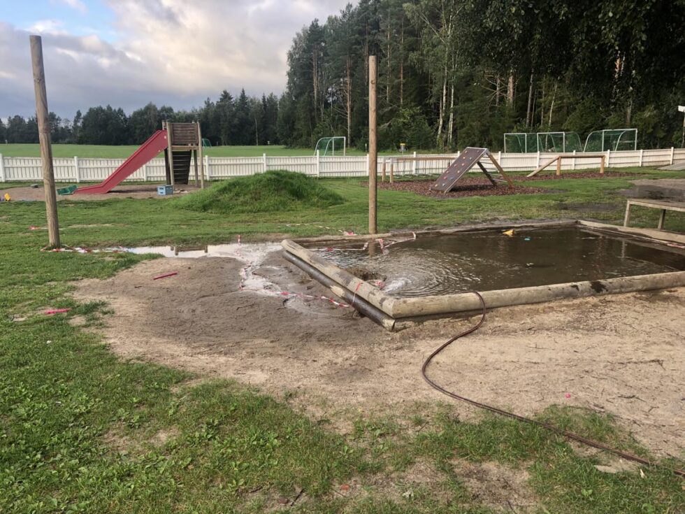 Sandkassen var oversvømt på Brandval barnehage.