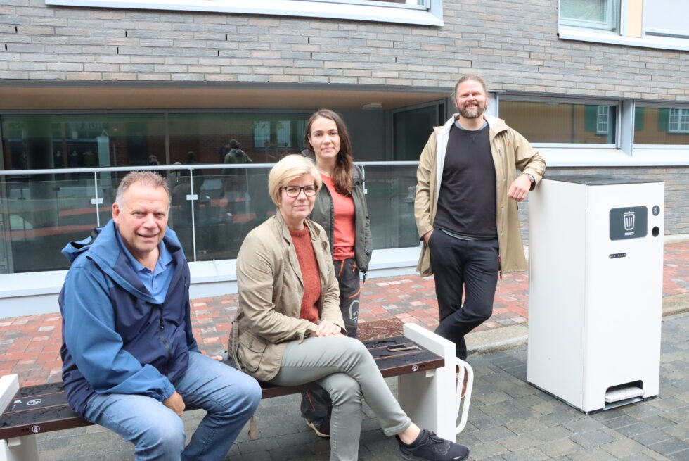 Avdelingsleder for park og idrett Svein Olav Lund, smart kommune-rådgiver Anne Kjersti Briskerud og prosjektkoordinator Lone Kjærsheim tok tirsdag imot fire smartbenker og to smartsøplekasser. Leveransen var det Eric Larsson (t.h.) som sto for.