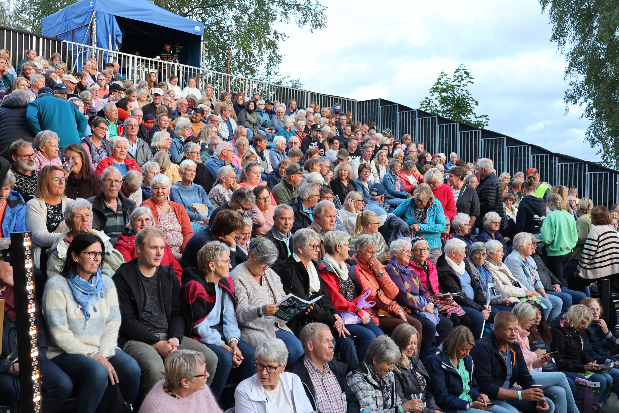 Et fullsatt amfi på Austmarka bygdetun .