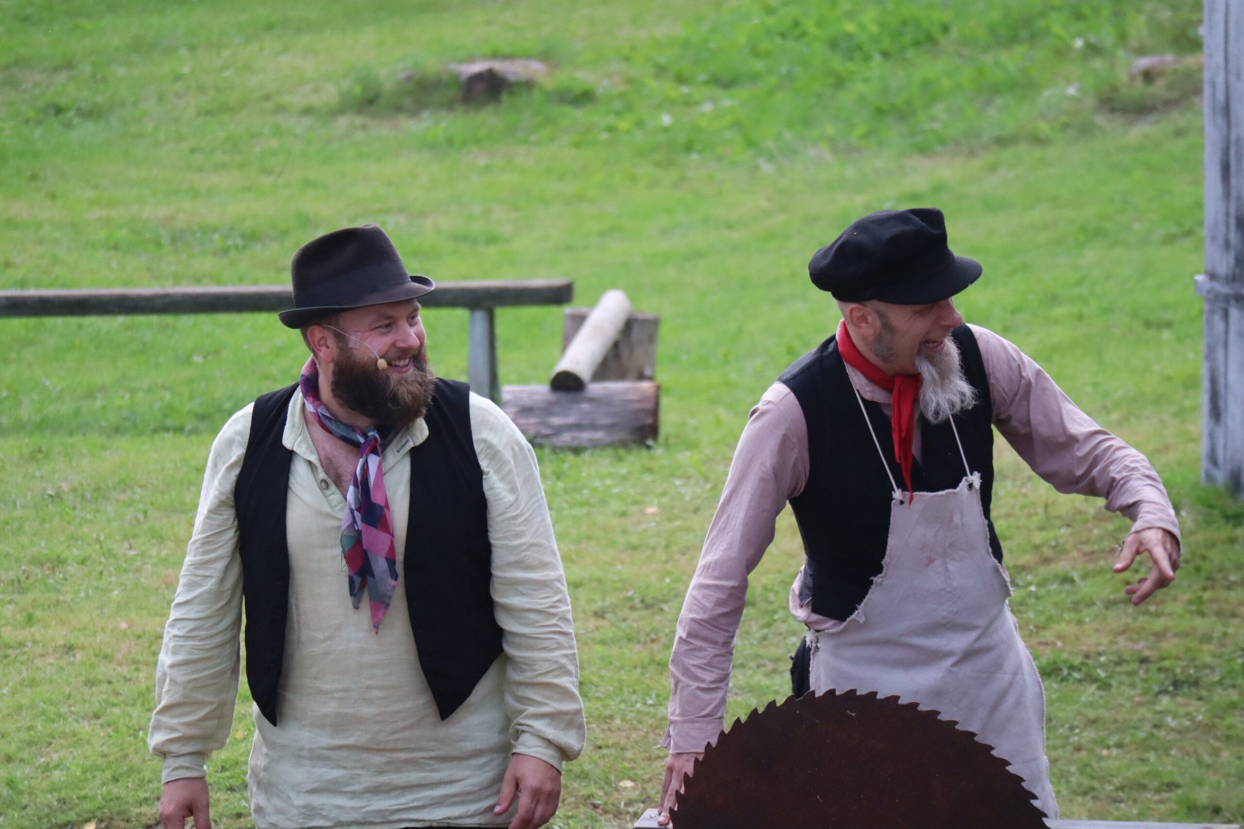 Jonas Linnerud (t.v.)og Kjetil Foseid som arbeidsfolk på det lokale sagbruket.