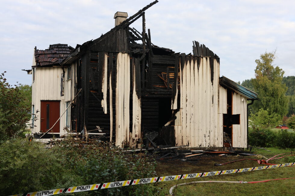 Huset er å betrakte som utbrent, forteller Glåmdal Brannvesen.